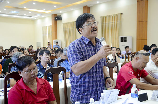 Ông Lê Xuân Giao (phường 7, TP Vũng Tàu), khách hàng đã ký hợp đồng chuyển nhượng dự án trong khu Trung tâm Chí Linh nhưng chưa được DIC Corp bàn giao đất phát biểu tại buổi đối thoại.