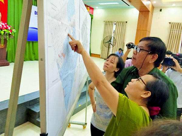 Các khách hàng đã ký hợp đồng chuyển nhượng dự án trong khu Trung tâm Chí Linh xem bản đồ quy hoạch dự án Khu Trung tâm Chí Linh tại buổi đối thoại.