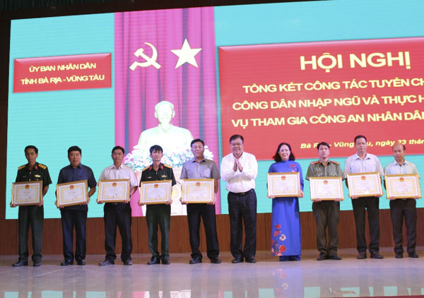 Đồng chí Nguyễn Văn Trình, Chủ tịch UBND tỉnh, Chủ tịch HĐNVQS tỉnh trao Bằng khen cho cá nhân, tập thể.