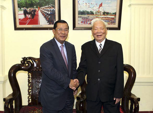 Thủ tướng Campuchia Samdech Techo Hun Sen đến chào nguyên Chủ tịch nước Lê Đức Anh tại Hà Nội trong chuyến thăm chính thức Việt Nam ngày 27-12-2013.  - Ảnh: TTXVN
