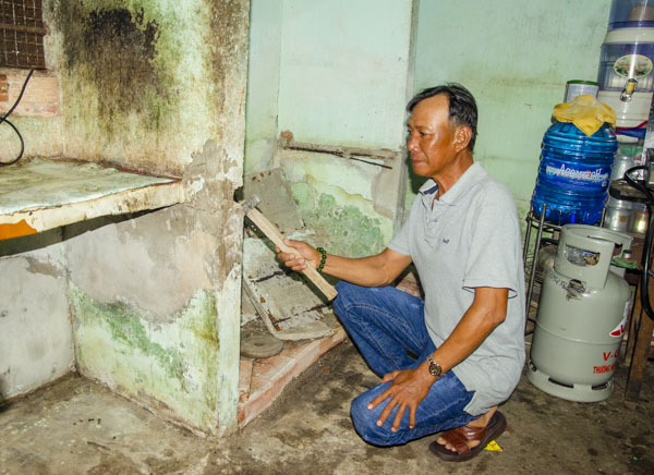 Công nhân xây dựng sửa chữa gian bếp cho gia đình bà Nguyễn Thị Tư.
