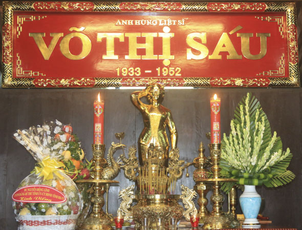 Tượng nữ Anh hùng LLVTND Võ Thị Sáu được đặt trang nghiêm trên bàn thờ tại Nhà lưu niệm Võ Thị Sáu.