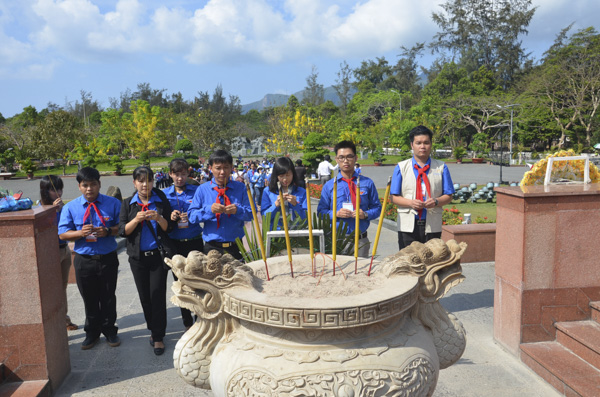 Đoàn viên thanh niên dâng hương, viếng Nghĩa trang Hàng Dương. Ảnh: ĐĂNG KHOA