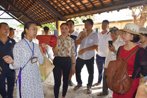 Chị Nguyễn Thị Xuân, thuyết minh viên BQL Di tích Côn Đảo giới thiệu về nhà tù Phú Hải với du khách.