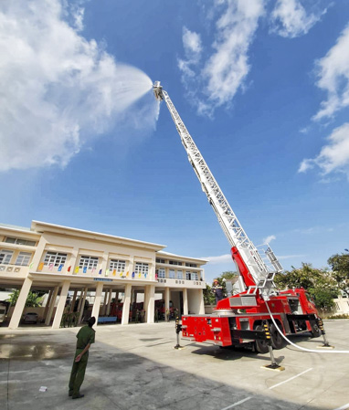 Chiến sĩ Cảnh sát PCCC và CNCH - Công an tỉnh tập huấn sử dụng xe thang chữa cháy kiểu vươn thẳng 56m.