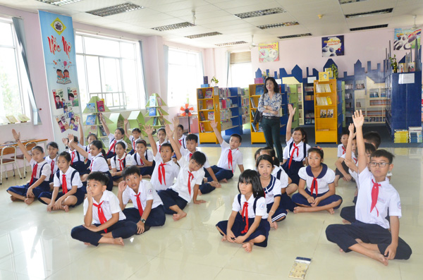 HS Trường TH Điện Biên tham gia chương trình ngoại khóa đố vui kiến thức về sách tại Thư viện tỉnh.