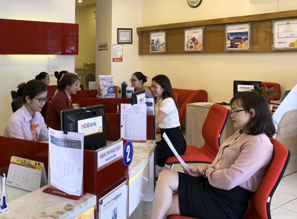 HD bank đang có chương trình miễn phí chuyển khoản cho khách hàng DN.  Trong ảnh Khách hàng giao dịch tại HDbank, chi nhánh Vũng Tàu.