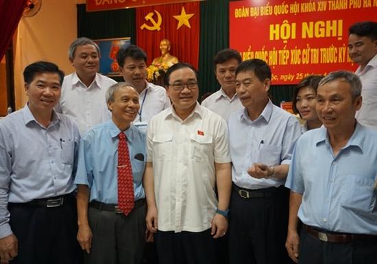 Bí thư Thành ủy Hà Nội Hoàng Trung Hải trò chuyện với cử tri thị xã Sơn Tây sáng 25/4. (Ảnh:TH)