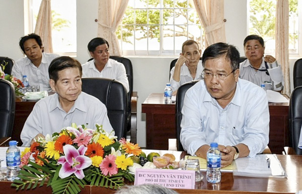 Đồng chí Nguyễn Minh Triết, nguyên Chủ tịch nước và đồng chí Nguyễn Văn Trình, Chủ tịch UBND tỉnh tham dự toạ đàm.