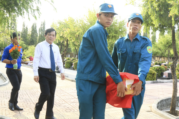 Hài cốt liệt sĩ được đưa vào an táng tại Nghĩa trang liệt sĩ liên huyện Long Điền - Đất Đỏ.