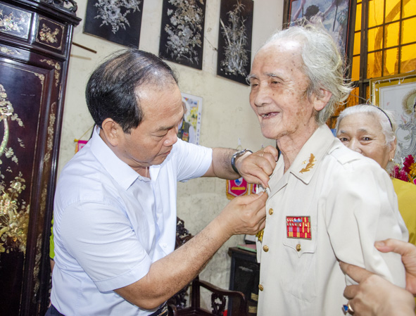 Đồng chí Mai Ngọc Thuận gắn Huy hiệu 70 năm tuổi Đảng cho đồng chí Trương Hữu Đức.