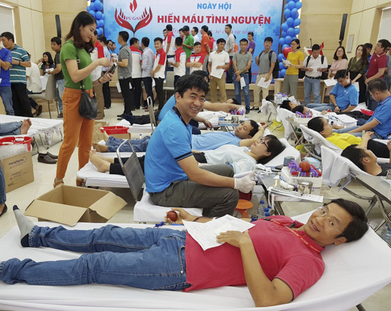 Người lao động PV GAS tham gia hiến máu tình nguyện sáng 26-4.