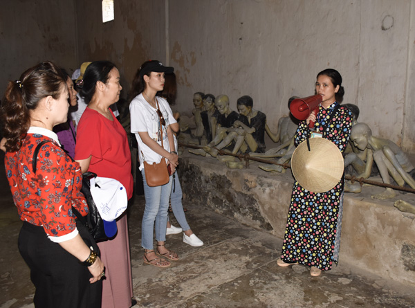 Du khách tham quan và nghe thuyết minh tại trại giam Phú Hải.