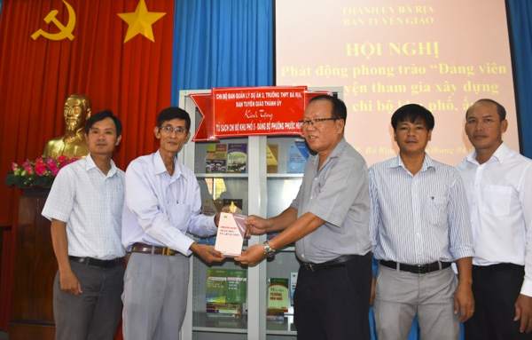 Đại diện Ban Tuyên giáo Thành ủy Bà Rịa trao tủ mẫu “Tủ sách chi bộ khu phố, ấp” cho khu phố 5, phường Phước Hiệp.