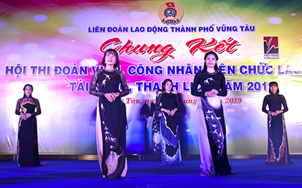 Thí sinh trình diễn bộ sưu tập áo dài của Nhà thiết kế Việt Hùng.