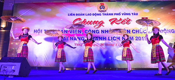 Phần thi tài năng của đội CĐCS Trường TH Nguyễn Viết Xuân.