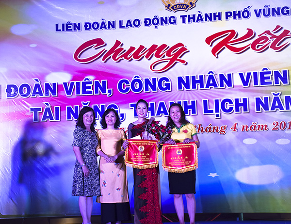 Bà Huỳnh Thị Phúc, Phó Chủ tịch LĐLĐ tỉnh trao giải A cho CĐCS Trường MN Châu Thành và CĐCS Trường TH Bình Minh.
