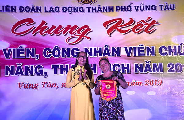 Bà Trần Thị Thanh Thủy, Phó Chủ tịch LĐLĐ TP.Vũng Tàu trao giải trang phục công sở đẹp nhất cho đội đạt giải.