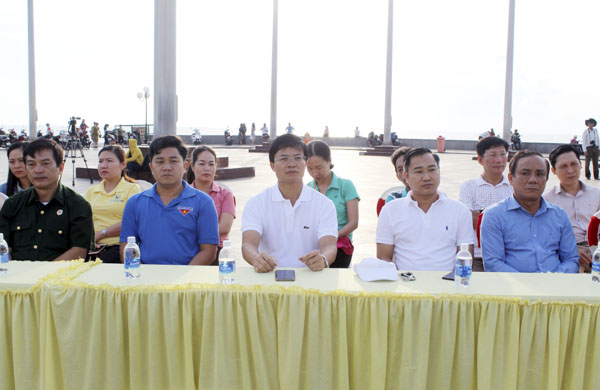 Ông Vũ Hồng Thuấn, Phó Chủ tịch UBND TP. Vũng Tàu và các đại biểu tham dự lễ ra quân.
