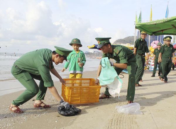 Cán bộ, chiến sĩ Bộ Chỉ huy BĐBP tỉnh thu gom rác tại Bãi Sau.