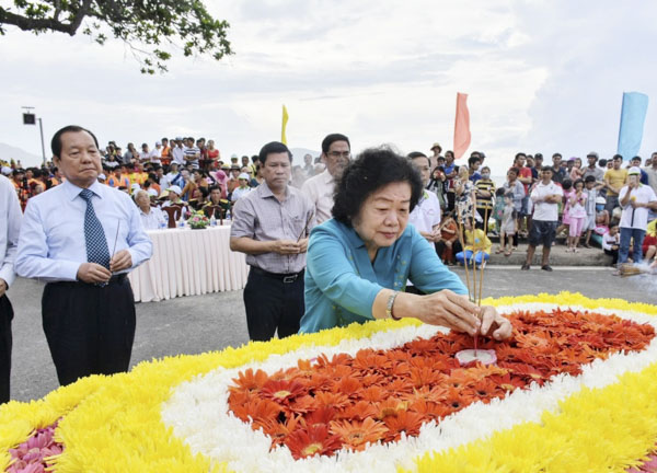 Đồng chí Trương Mỹ Hoa, nguyên Phó Chủ tịch nước thắp nhang tưởng niệm trên bè hoa.