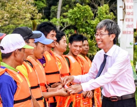 Ông Nguyễn Anh Nhựt, Phó Chủ tịch UBND huyện Côn Đảo tặng cờ lưu niệm cho các đội đua.