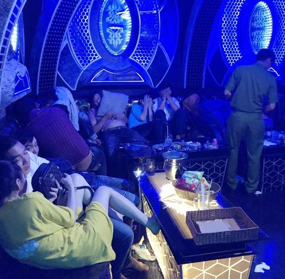 Công an TP Cà Mau phong tỏa karaoke Gossip và phát hiện gần 100 đối tượng dương tính với chất ma túy vào rạng sáng 7-4