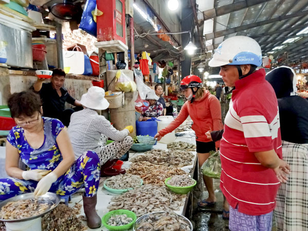 Người dân mua hải sản tại chợ Vũng Tàu sáng 29-4.