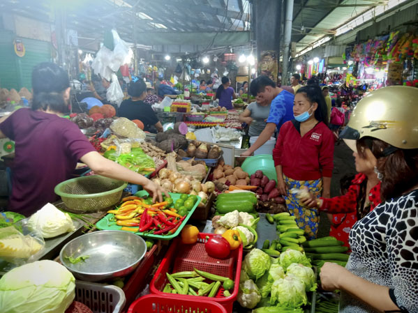 Người dân mua rau củ tại chợ Vũng Tàu.