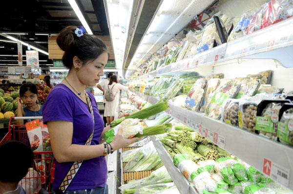 Khách hàng chọn mua rau củ tại Siêu thị Lotte Mart Vũng Tàu.