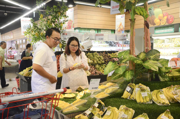 Khách hàng chọn mua trái cây tại Siêu thị Lotte Mart Vũng Tàu.