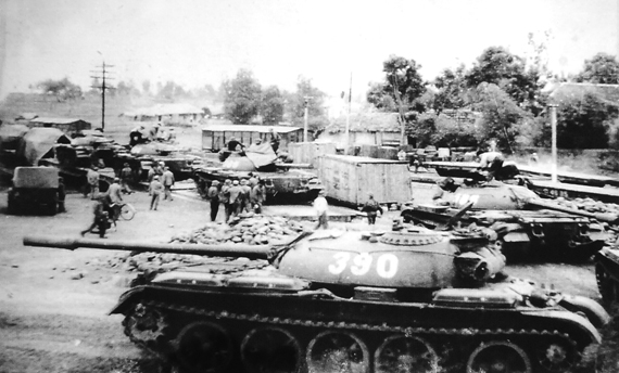 Năm 1972, xe tăng 390 lên tàu hỏa từ ga Vĩnh Yên vào Nam, tham gia cuộc tổng tiến công và nổi dậy năm 1975, sau chiến thắng 30/4 vinh dự được xếp hàng đầu trong Lễ duyệt binh mừng chiến thắng ngày 15/5/1975 tại Sài Gòn.