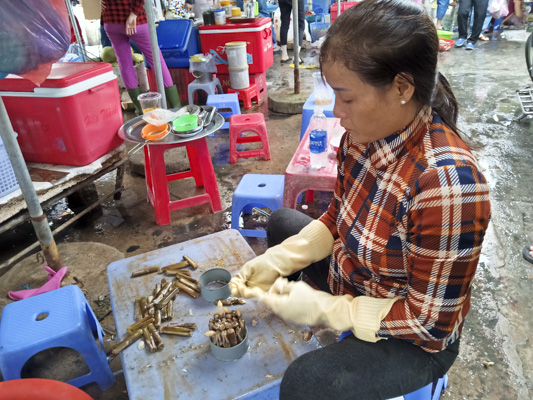 Gia đình chị Nữ Thị Hoa, tiểu thương chợ Phước Hải đóng gói hải sản cho khách mang đi.