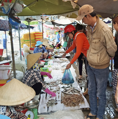 Khách chọn mua hải sản tại chợ Phước Hải.