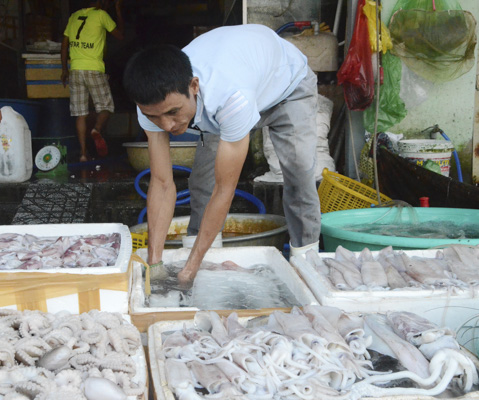 Nhân viên Công ty TNHH Thủy sản Ánh Hồng chuẩn bị hải sản phục vụ khách chiều 30-4.