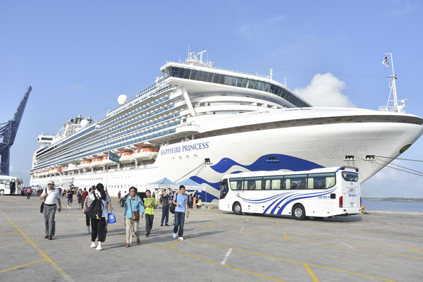 Khách du lịch người châu Á đi trên tàu du lịch quốc tế Sapphire Princess (quốc tịch Anh) cập cảng SSIT.