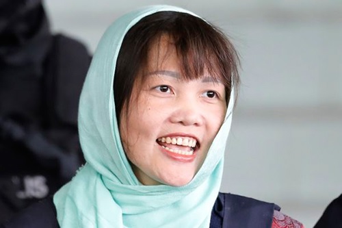Đoàn Thị Hương vui mừng rời khỏi phiên xét xử ngày 1-4 khi biết rằng mình sẽ được thả vào tháng 5. Ảnh: AP.