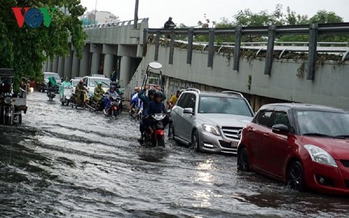 Nên bật đèn khi đi xe vào những ngày trời mưa và âm u.