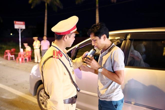 CSGT kiểm tra nồng độ cồn của lái xe.