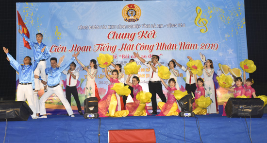 Tiết mục biểu diễn Vinh quang Việt Nam do CĐCS Công ty TNHH Sản xuất Giày Uy Việt biểu diễn.