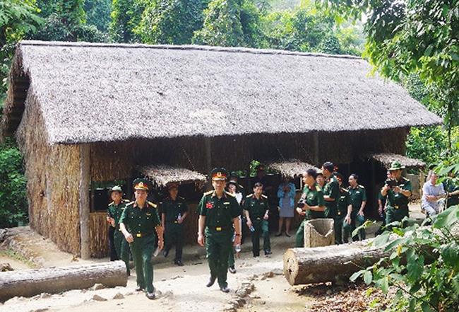 Các cựu chiến binh và người dân tự hào tới tham quan quần thể di tích Chiến trường Ðiện Biên Phủ.