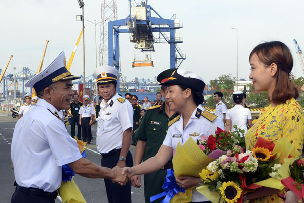 Chuẩn Đô đốc Lương Việt Hùng, Phó Tư lệnh Quân chủng Hải quân bắt tay tạm biệt đại diện Lữ đoàn 125 và Bệnh viện 175 đến tiễn Đoàn công tác.