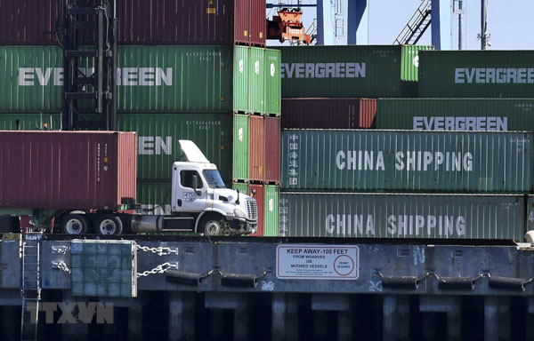 Bốc dỡ contenơ hàng hóa của Trung Quốc và một số quốc gia khác ở cảng Long Beach, Los Angeles (Mỹ) tháng 2-2019. (Ảnh: AFP)