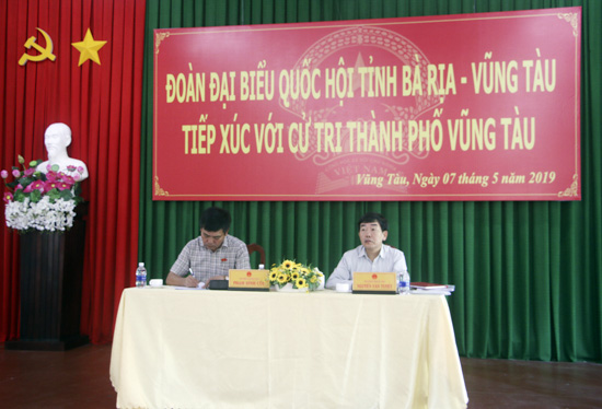 Các đại biểu: Nguyễn Văn Tuyết và Phạm Đình Cúc tiếp xúc cử tri TP.Vũng Tàu. Ảnh: TƯỜNG NGÂN