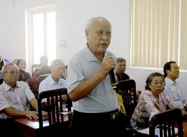 Cử tri Võ Văn Quang (phường 8, TP.Vũng Tàu) phát biểu ý kiến tại buổi tiếp xúc.