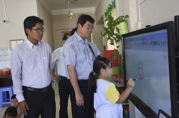 Đoàn Thường trực HĐND khảo sát việc sử dụng màn hình cảm ứng tại trường MN Long Điền.