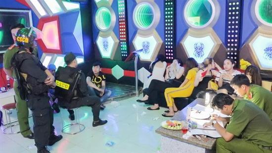 Hơn 20 thanh niên nam nữ sử dụng ma túy bị công an phát hiện trong một quán karaoke ở xã Phước Hậu, huyện Long Hồ, tỉnh Vĩnh Long