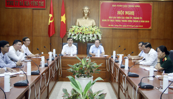 Các đồng chí Phó Trưởng Ban Tuyên giáo Tỉnh ủy: Nguyễn Văn Thắng và Huỳnh Bách Chiến, đồng chủ trì hội nghị tại điểm cầu BR-VT.