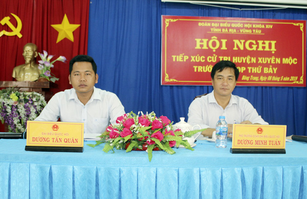 Các đại biểu: Dương Minh Tuấn và Dương Tấn Quân tiếp xúc cử tri huyện Xuyên Mộc.