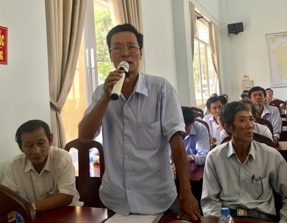 Cử tri Nguyễn Thành Tín (xã Láng Lớn, huyện Châu Đức) phát biểu ý kiến tại buổi tiếp xúc.